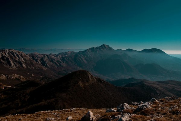 Comment organiser un séjour en Écosse avec des cours de fabrication de whisky et des visites de distilleries?